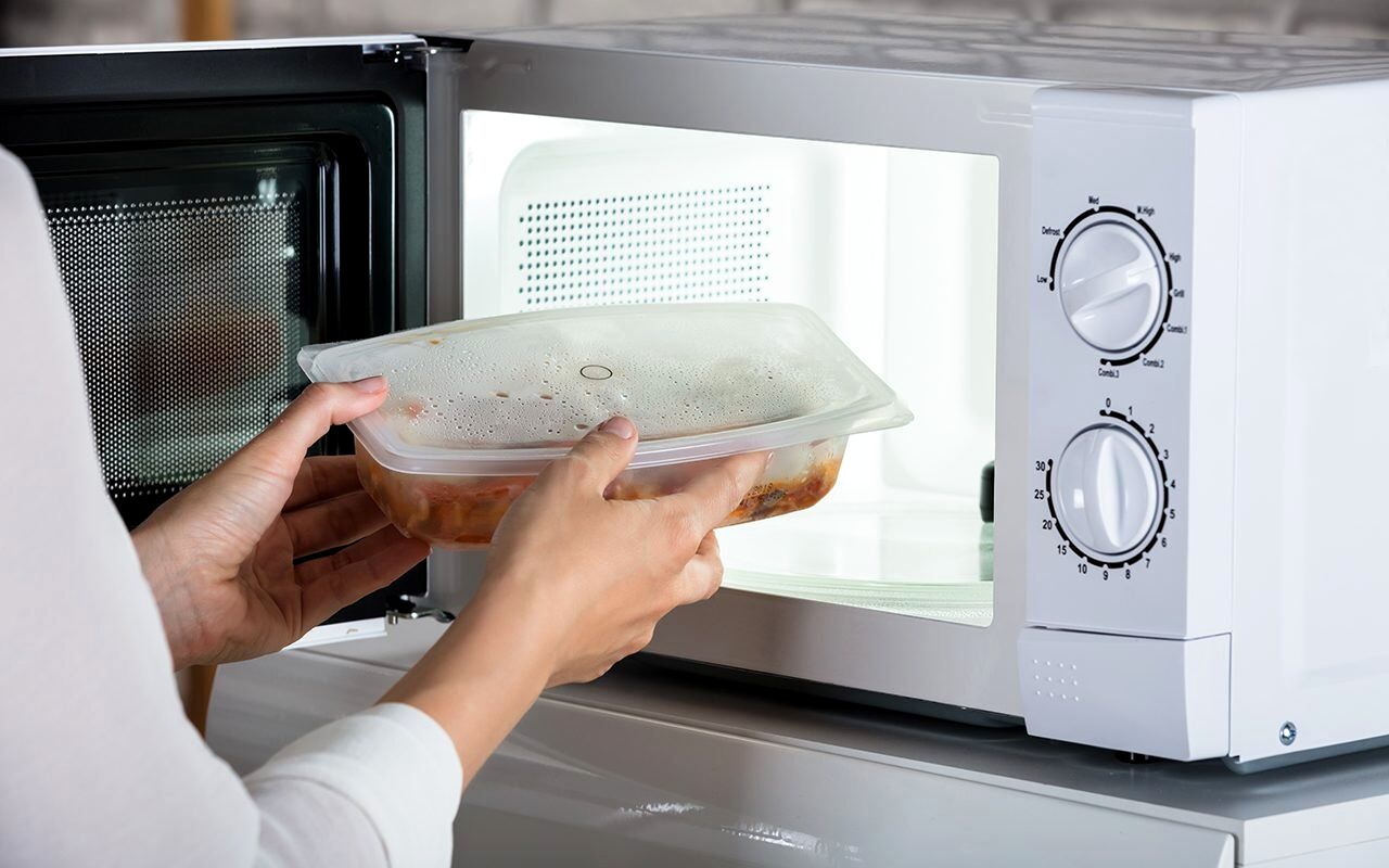 آیا استفاده از ظروف پلاستیکی در مایکروویو خطرناک است؟
