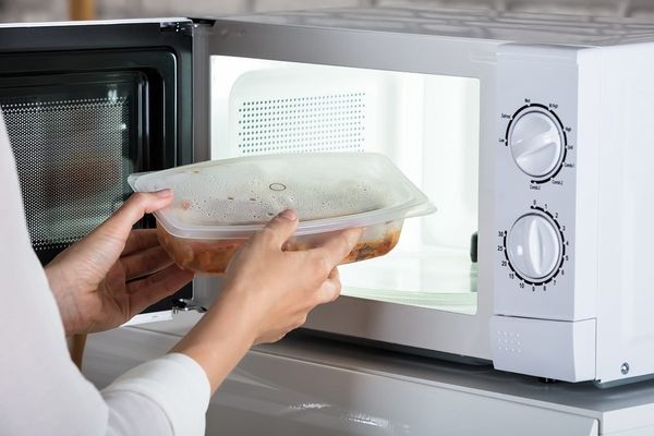 آیا استفاده از ظروف پلاستیکی در مایکروویو خطرناک است؟