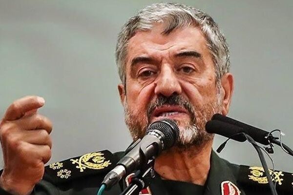 خودسازی و جامعه‌سازی و حرکت به سمت جامعه نوین اسلامی از مؤلفه‌های گام دوم انقلاب است