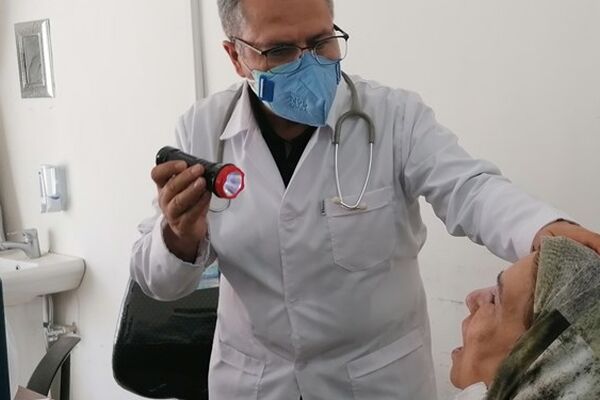 پزشک متخصص کاشمری ۱۱۵ بیمار کرونایی را رایگان ویزیت کرد