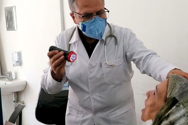 پزشک متخصص کاشمری ۱۱۵ بیمار کرونایی را رایگان ویزیت کرد