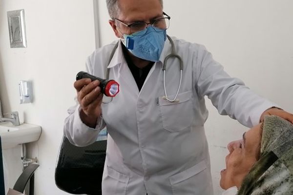 پزشک متخصص کاشمری ۱۱۵ بیمار کرونایی را رایگان ویزیت کرد