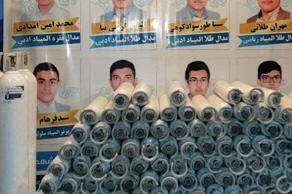 تأمین کپسول اکسیژن برای کرونایی‌ها توسط دانش‌آموزان و معلمان یک مدرسه در مشهد