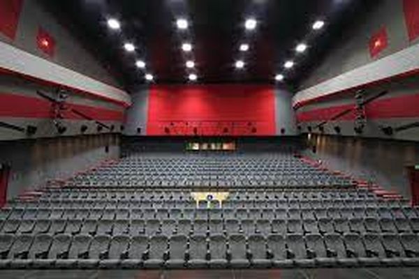 اتاق اصناف ایران: سینماها باید تعطیل باشند/ مدیر سازمان امور سینمایی مشهد: سینماها زیر نظر اصناف نیستند