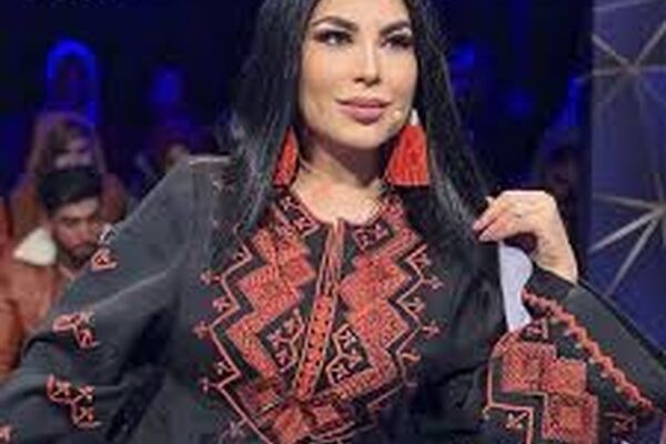 عکس لحظه فرار خانم خواننده افغان از وحشت طالبان!