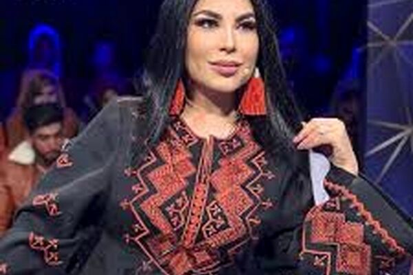 عکس لحظه فرار خانم خواننده افغان از وحشت طالبان!