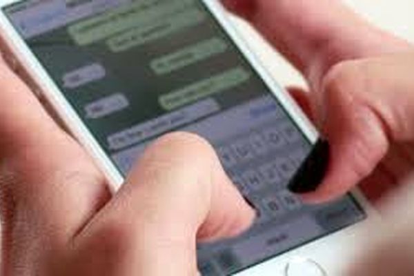 چگونه با همسری که به شبکه‌های اجتماعی معتاد شده‌است رفتار کنیم؟