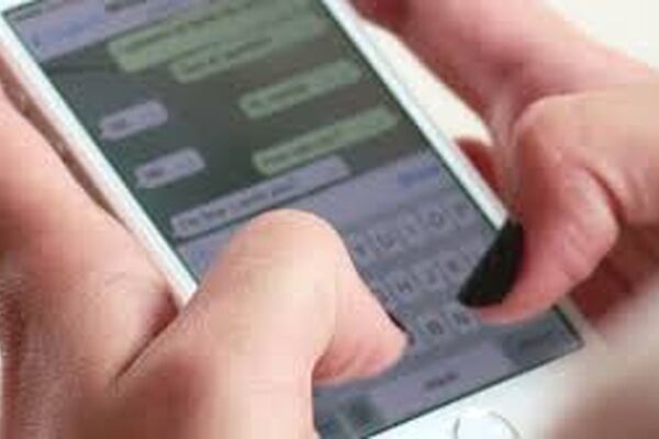 چگونه با همسری که به شبکه‌های اجتماعی معتاد شده‌است رفتار کنیم؟