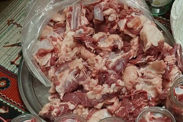 توزیع عصاره خانگی گوشت برای خانواده‌های نیازمند کرونایی