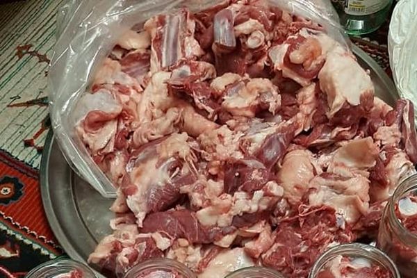 توزیع عصاره خانگی گوشت برای خانواده‌های نیازمند کرونایی