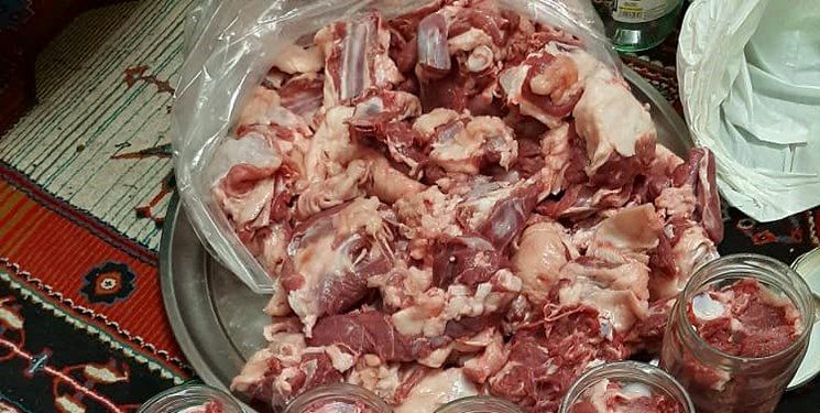 توزیع عصاره خانگی گوشت برای خانواده‌های نیازمند کرونایی