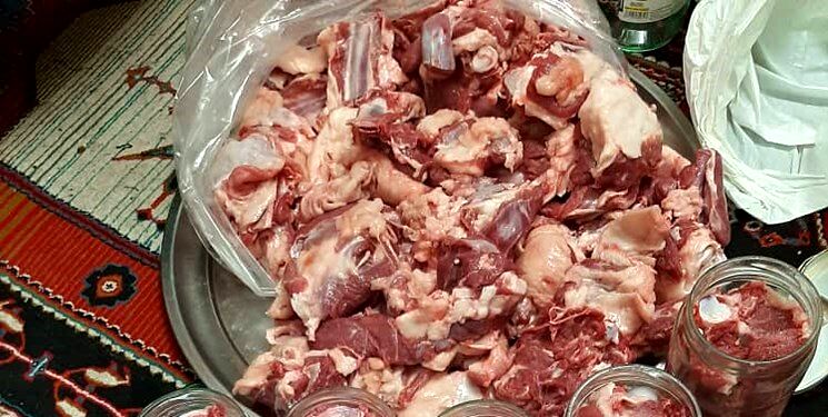 توزیع عصاره خانگی گوشت برای خانواده‌های نیازمند کرونایی