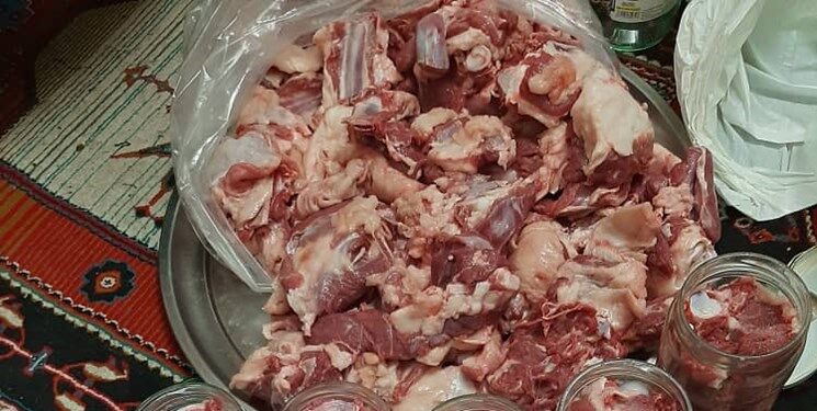 توزیع عصاره خانگی گوشت برای خانواده‌های نیازمند کرونایی