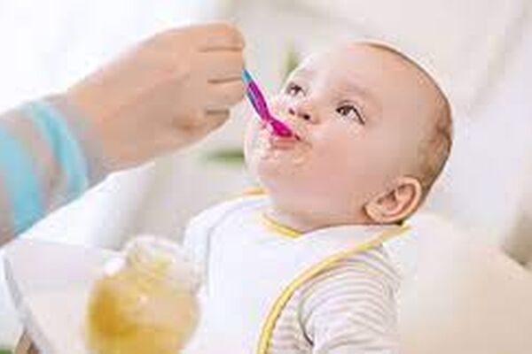 نوزاد از چه زمانی به غذای کمکی نیاز دارد؟