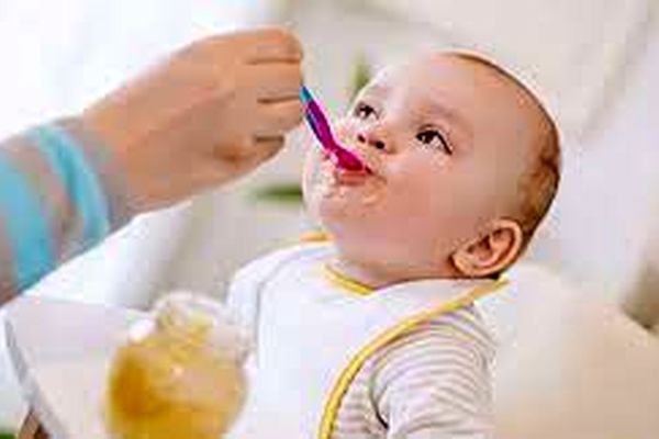 نوزاد از چه زمانی به غذای کمکی نیاز دارد؟
