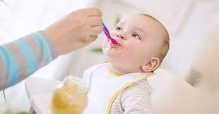 نوزاد از چه زمانی به غذای کمکی نیاز دارد؟