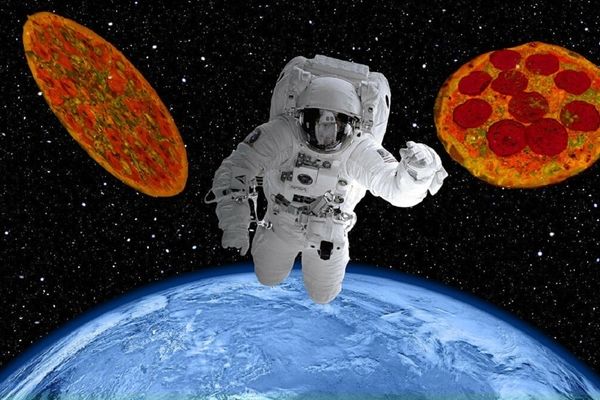 دورهمی در فضا به صرف پیتزا+ فیلم