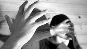 همسرم پنهانی وارد خانه می‌شود و دست‌و‌پایم را می‌بندد/ترس زن جوان از همسرش