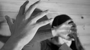 همسرم پنهانی وارد خانه می‌شود و دست‌و‌پایم را می‌بندد/ترس زن جوان از همسرش