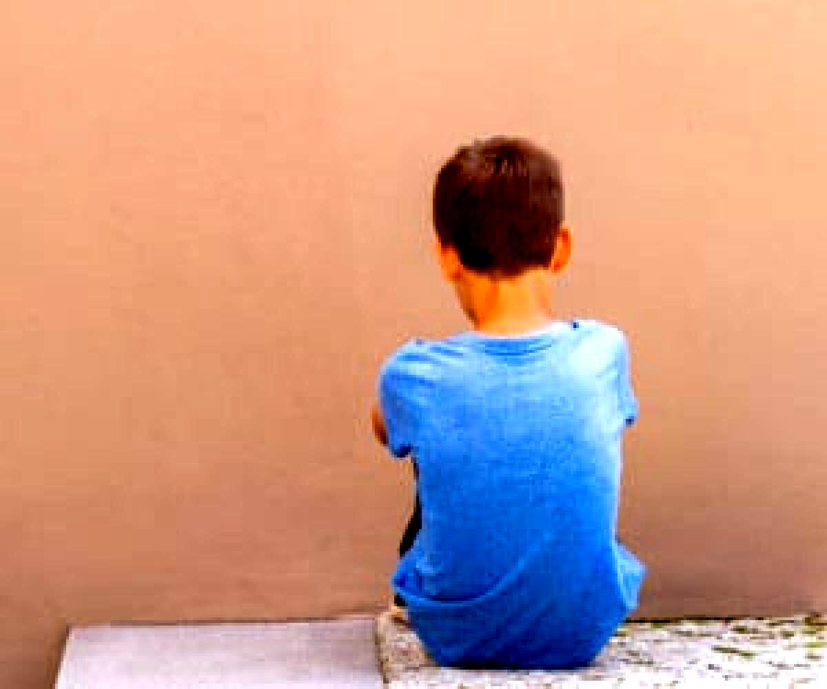 پسر نابینایی که با گوش‌هایش اطراف خود را می‌بیند