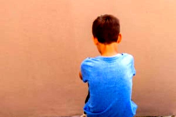 پسر نابینایی که با گوش‌هایش اطراف خود را می‌بیند