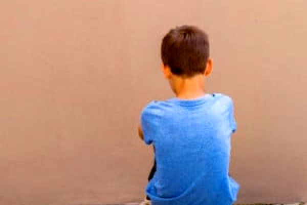 پسر نابینایی که با گوش‌هایش اطراف خود را می‌بیند