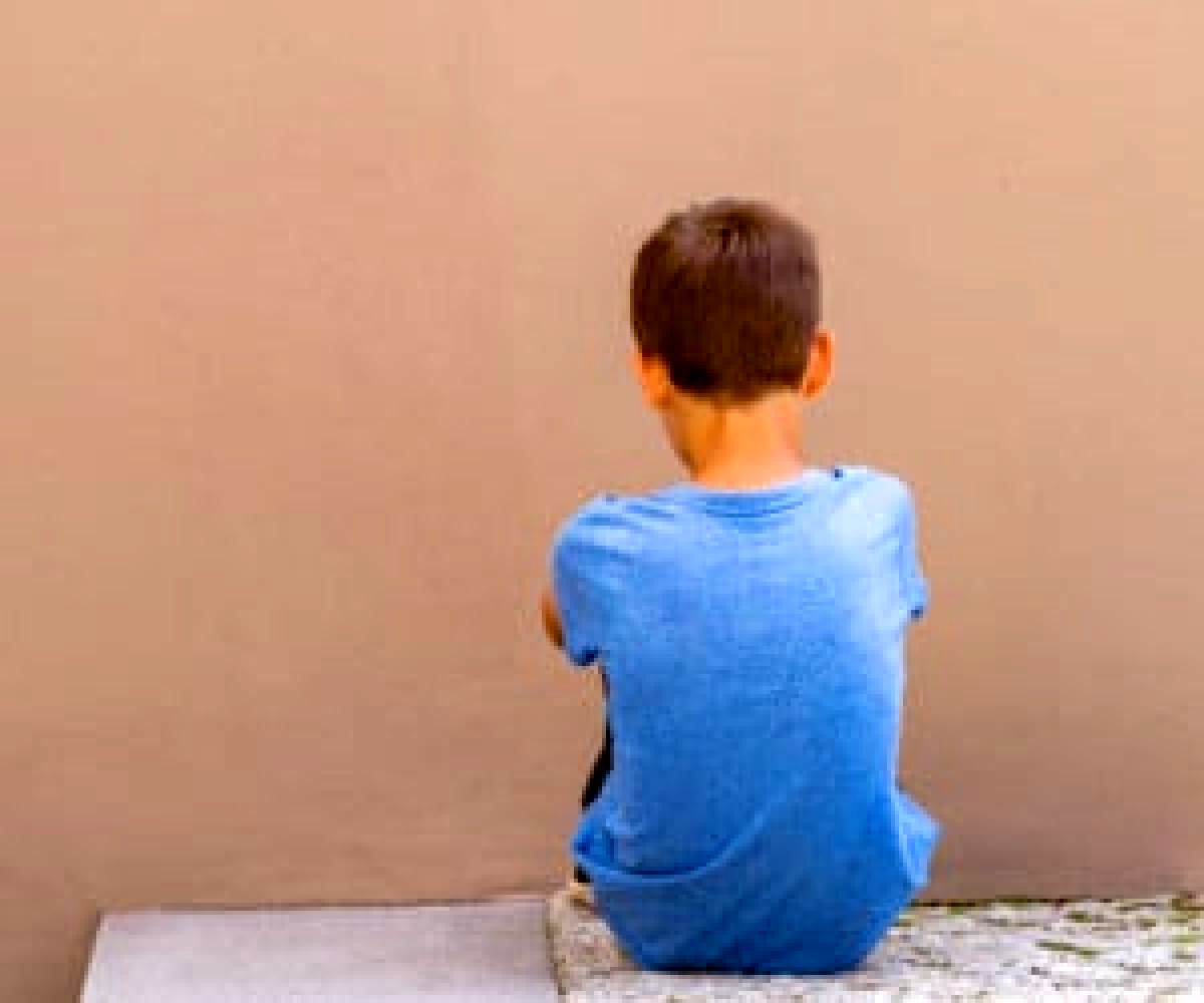 پسر نابینایی که با گوش‌هایش اطراف خود را می‌بیند