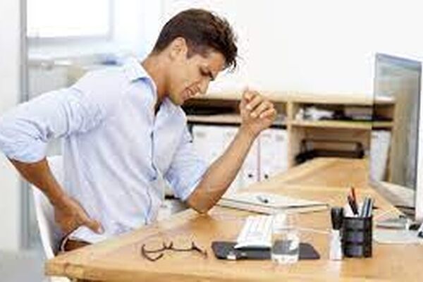 نشستن طولانی مدت پشت میز ریسک ابتلا به بیماری‌ها را بالا می‌برد