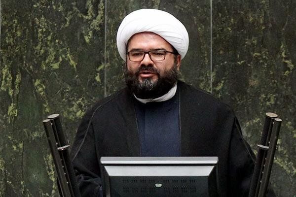 اعتراض نماینده مردم کاشمر به واکسیناسیون اجباری و تذکر رئیس مجلس