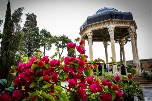 غزلیات حافظ آینه مفاهیم الهی است