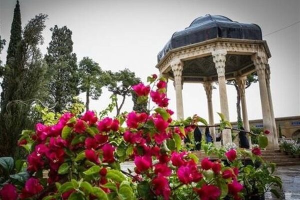 غزلیات حافظ آینه مفاهیم الهی است