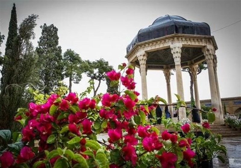 غزلیات حافظ آینه مفاهیم الهی است