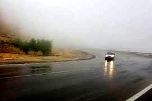 بارش باران باعث لغزندگی جاده‌های خراسان رضوی شده است