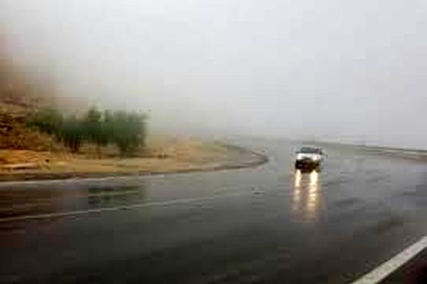 بارش باران باعث لغزندگی جاده‌های خراسان رضوی شده است