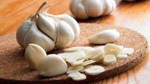 این افراد نباید سیر مصرف کنند