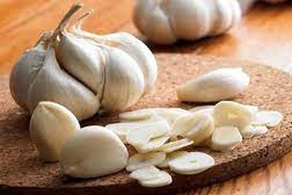 این افراد نباید سیر مصرف کنند