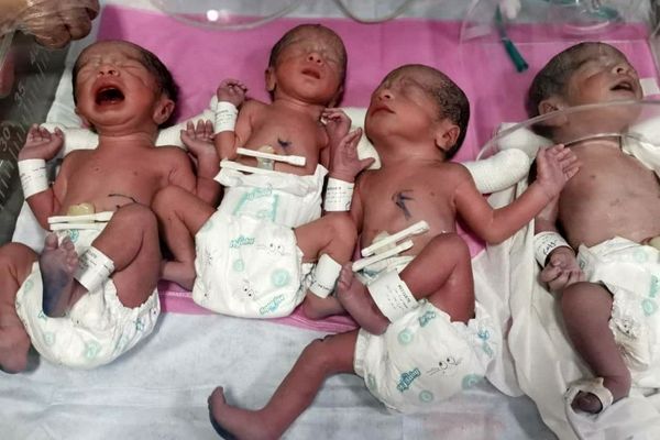 خانواده چهار قلوهای مشهدی تحت حمایت آستان‌قدس قرار گرفتند