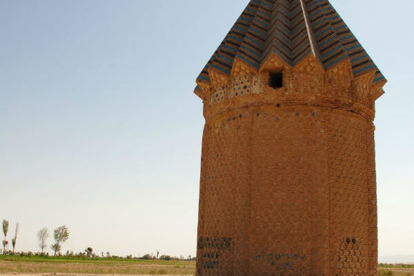 برج میل اخنجان با بنایی بی نظیر در روستای اخنگان