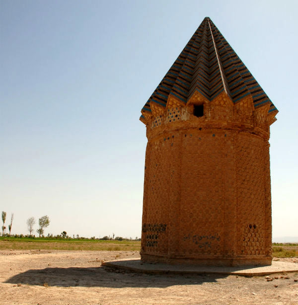 برج میل اخنجان با بنایی بی نظیر در روستای اخنگان