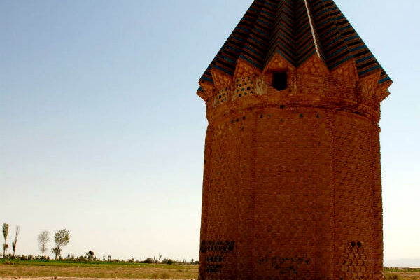 برج میل اخنجان با بنایی بی نظیر در روستای اخنگان