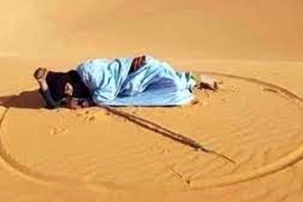 زمان خواب در بیابان دایره دور خود بکشید تا در امان بمانید