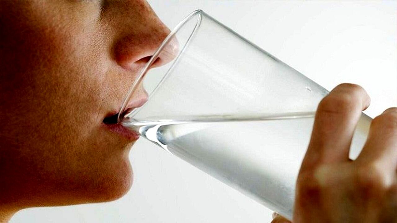 چرا مدام احساس تشنگی می‌کنیم؟