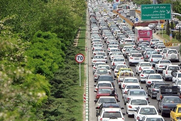 ترافیک در خروجی‌های مشهد نیمه سنگین شد