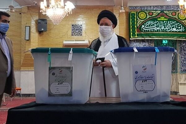 آیت الله سید احمد علم الهدی در مسجد بناها رای را به صندوق انداخت