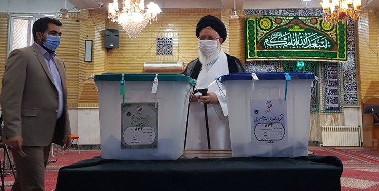 آیت الله سید احمد علم الهدی در مسجد بناها رای را به صندوق انداخت