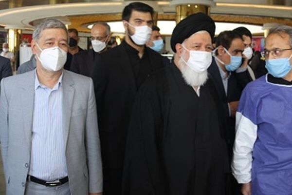 آیت الله علم‌الهدی از بزرگترین مرکز تجمیعی واکسیناسیون بازدید کرد