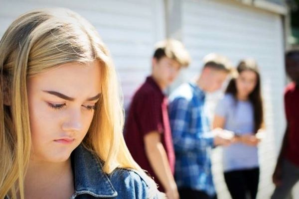 چرا پشت سرتون حرف می‌زنند؟