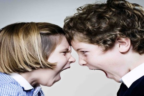با فرزندانی که با هم دعوا می‌کنند و یکدیگر را کتک می‌زنند چه کنیم؟