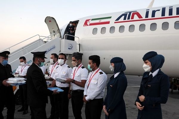 برکت پرواز تا مشهدالرضا(ع)/ توزیع غذای متبرک حضرت بین کادر پرواز در فرودگاه شهید هاشمی‌نژاد