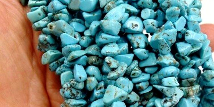 استخراج فیروزه از نخاله معدنی به دست زنان زندانی